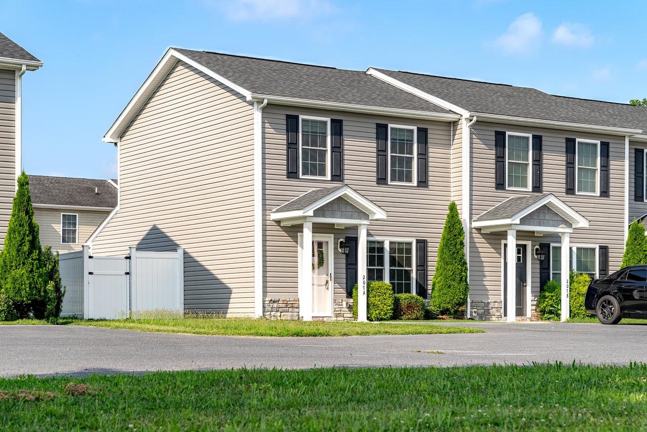 207 15TH ST, GROTTOES, Virginia 24441, 2 Bedrooms Bedrooms, ,2 BathroomsBathrooms,Residential,207 15TH ST,667184 MLS # 667184