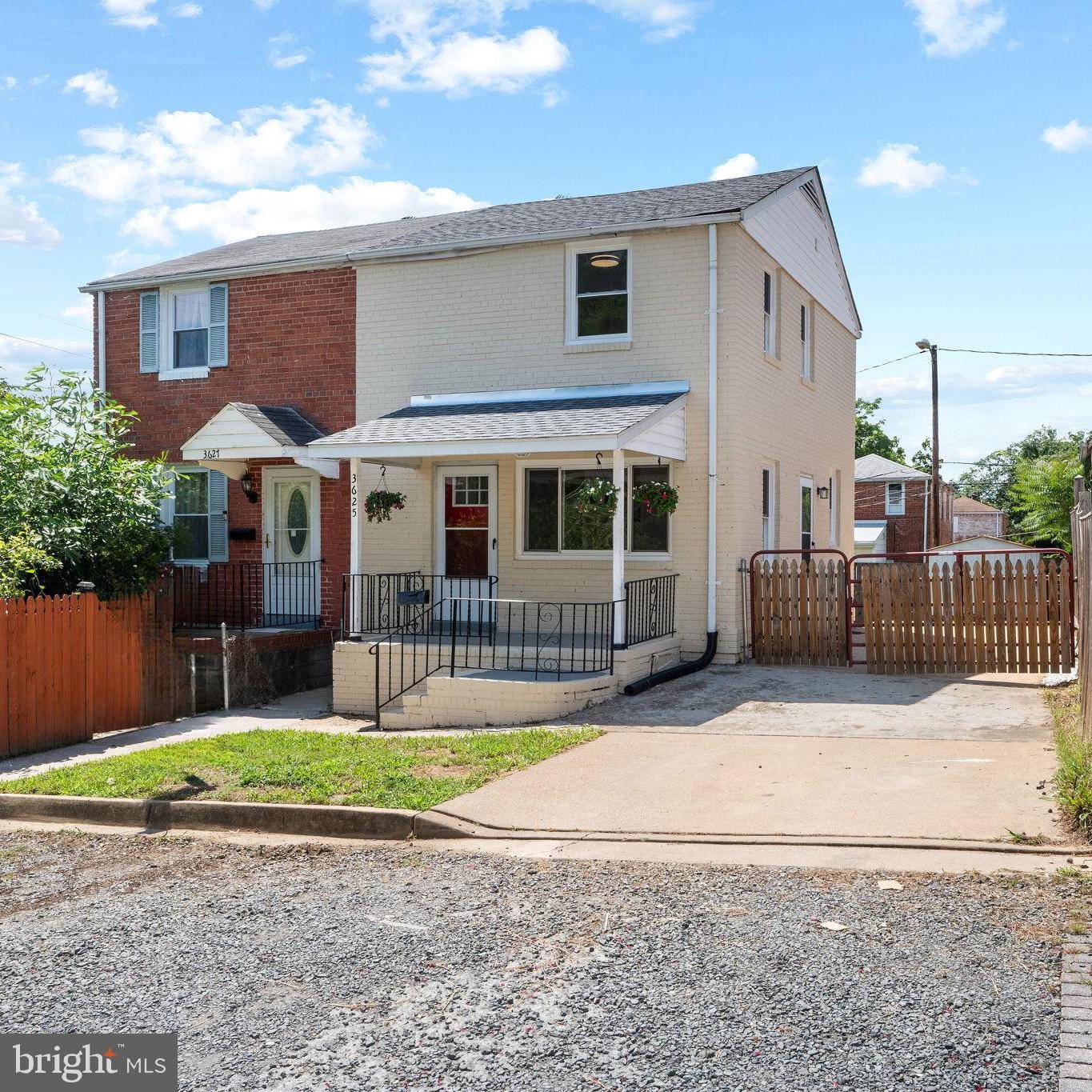 3625 S FOUR MILE RUN DR, ARLINGTON, Virginia 22206, 3 Bedrooms Bedrooms, ,3 BathroomsBathrooms,Residential,For sale,3625 S FOUR MILE RUN DR,VAAR2061358 MLS # VAAR2061358