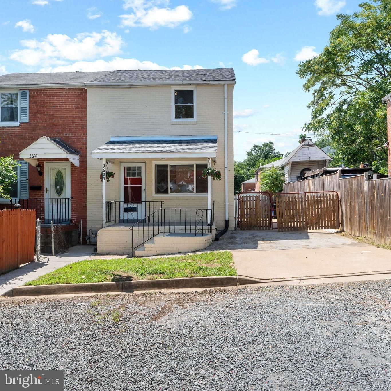 3625 S FOUR MILE RUN DR, ARLINGTON, Virginia 22206, 3 Bedrooms Bedrooms, ,3 BathroomsBathrooms,Residential,For sale,3625 S FOUR MILE RUN DR,VAAR2061358 MLS # VAAR2061358