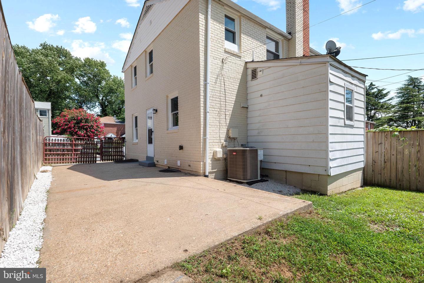 3625 S FOUR MILE RUN DR, ARLINGTON, Virginia 22206, 3 Bedrooms Bedrooms, ,3 BathroomsBathrooms,Residential,For sale,3625 S FOUR MILE RUN DR,VAAR2061358 MLS # VAAR2061358