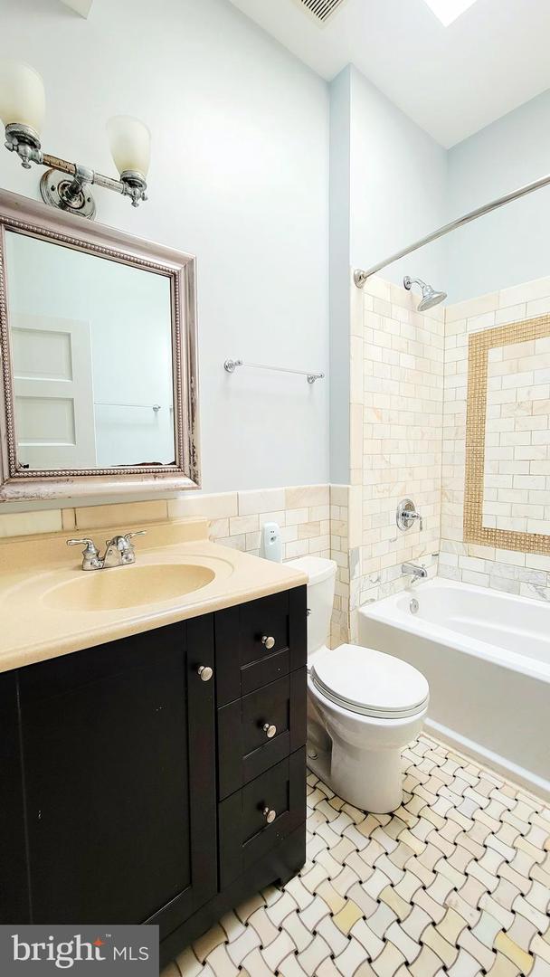 2216 1ST ST NW, WASHINGTON, District Of Columbia 20001, 6 Bedrooms Bedrooms, ,4 BathroomsBathrooms,Residential,For sale,2216 1ST ST NW,DCDC2212146 MLS # DCDC2212146