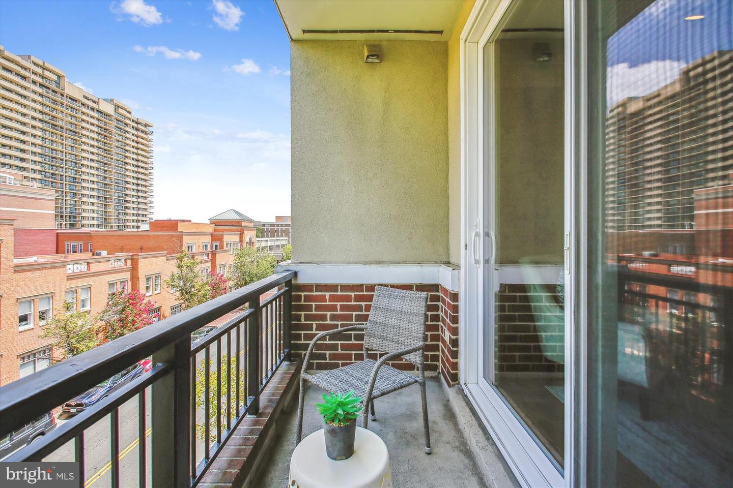 621 N SAINT ASAPH ST #302, ALEXANDRIA, Virginia 22314, 2 Bedrooms Bedrooms, ,1 BathroomBathrooms,Residential,For sale,621 N SAINT ASAPH ST #302,VAAX2047882 MLS # VAAX2047882