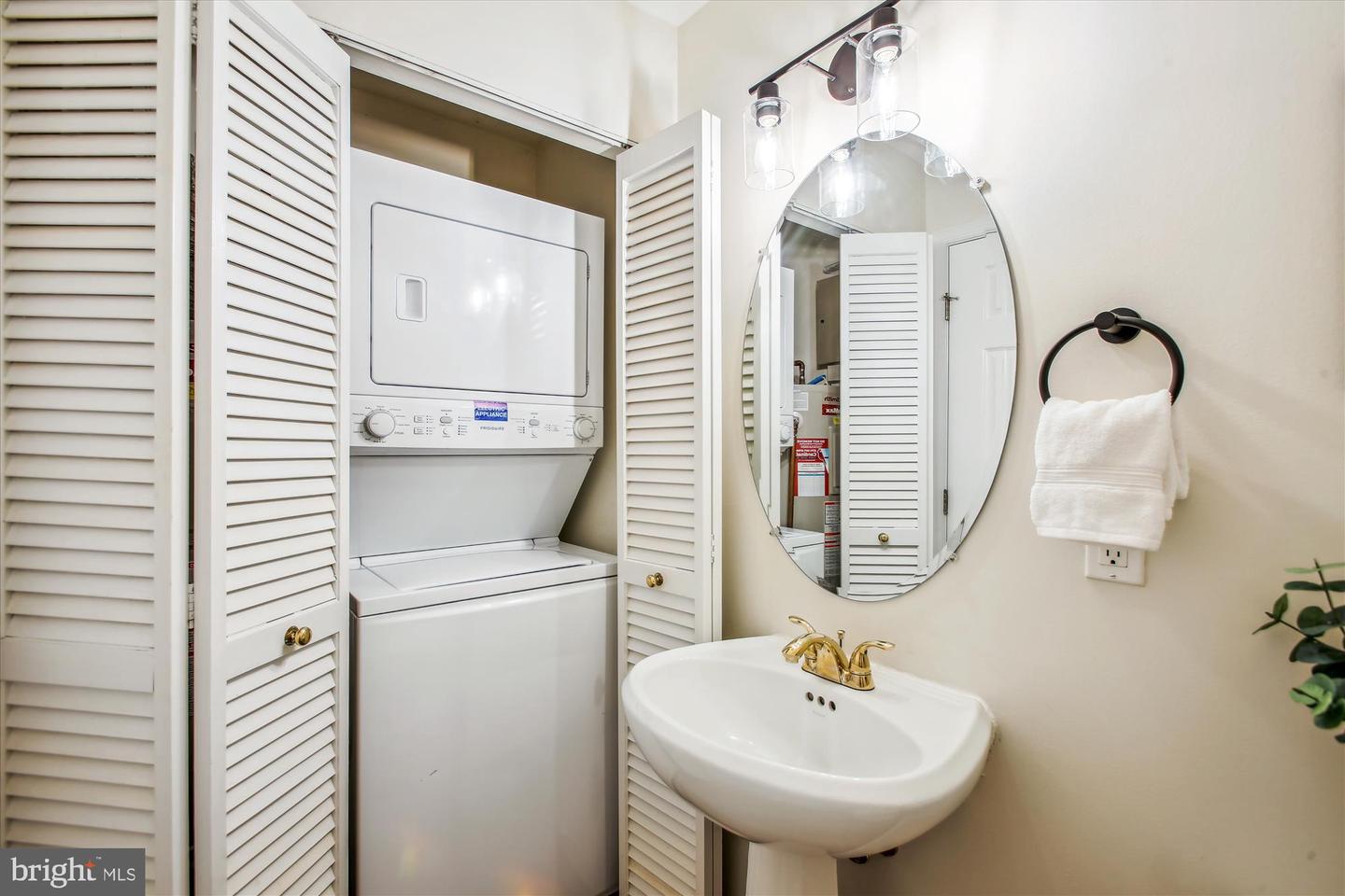 621 N SAINT ASAPH ST #302, ALEXANDRIA, Virginia 22314, 2 Bedrooms Bedrooms, ,1 BathroomBathrooms,Residential,For sale,621 N SAINT ASAPH ST #302,VAAX2047882 MLS # VAAX2047882