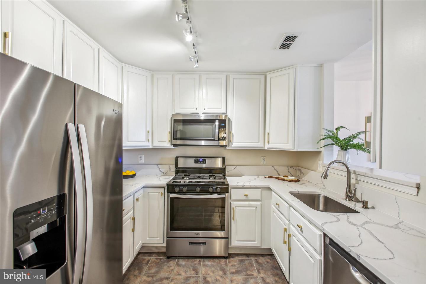 621 N SAINT ASAPH ST #302, ALEXANDRIA, Virginia 22314, 2 Bedrooms Bedrooms, ,1 BathroomBathrooms,Residential,For sale,621 N SAINT ASAPH ST #302,VAAX2047882 MLS # VAAX2047882