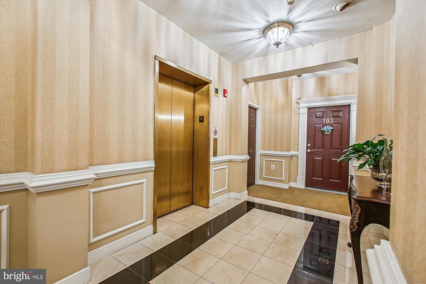 621 N SAINT ASAPH ST #302, ALEXANDRIA, Virginia 22314, 2 Bedrooms Bedrooms, ,1 BathroomBathrooms,Residential,For sale,621 N SAINT ASAPH ST #302,VAAX2047882 MLS # VAAX2047882