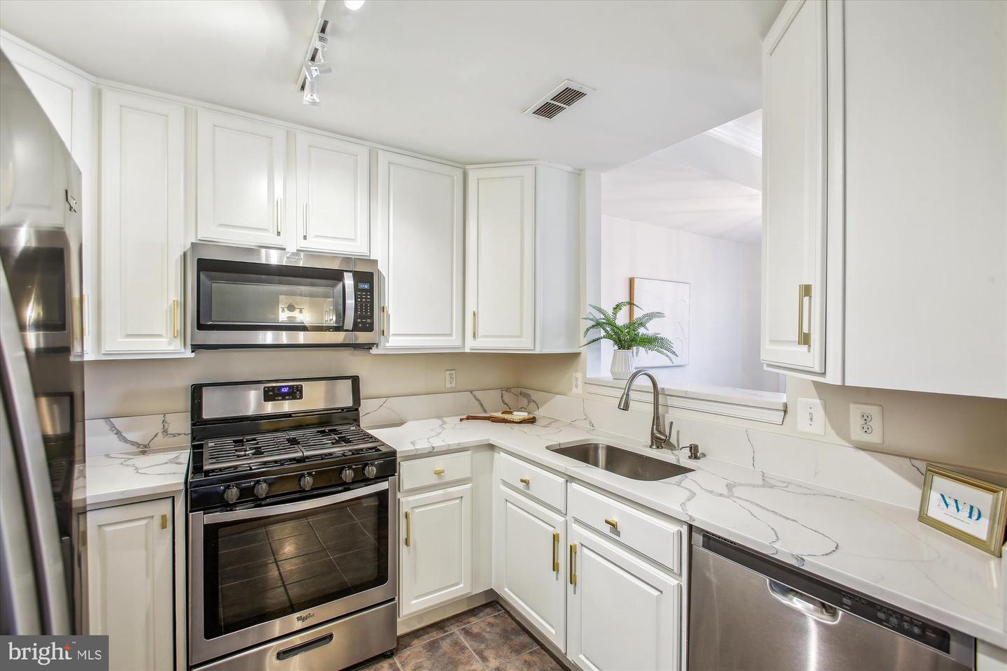 621 N SAINT ASAPH ST #302, ALEXANDRIA, Virginia 22314, 2 Bedrooms Bedrooms, ,1 BathroomBathrooms,Residential,For sale,621 N SAINT ASAPH ST #302,VAAX2047882 MLS # VAAX2047882