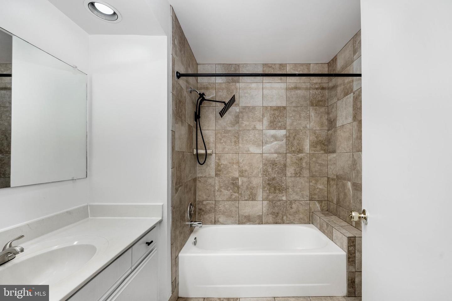 12934 GRAYS POINTE RD #A, FAIRFAX, Virginia 22033, 2 Bedrooms Bedrooms, ,2 BathroomsBathrooms,Residential,For sale,12934 GRAYS POINTE RD #A,VAFX2257862 MLS # VAFX2257862