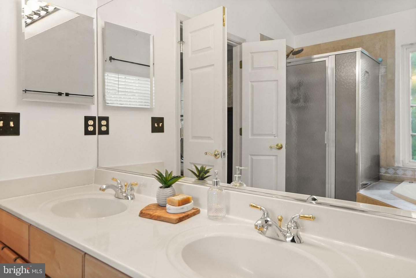 18418 MONTVIEW SQ, LEESBURG, Virginia 20176, 3 Bedrooms Bedrooms, ,3 BathroomsBathrooms,Residential,For sale,18418 MONTVIEW SQ,VALO2103270 MLS # VALO2103270