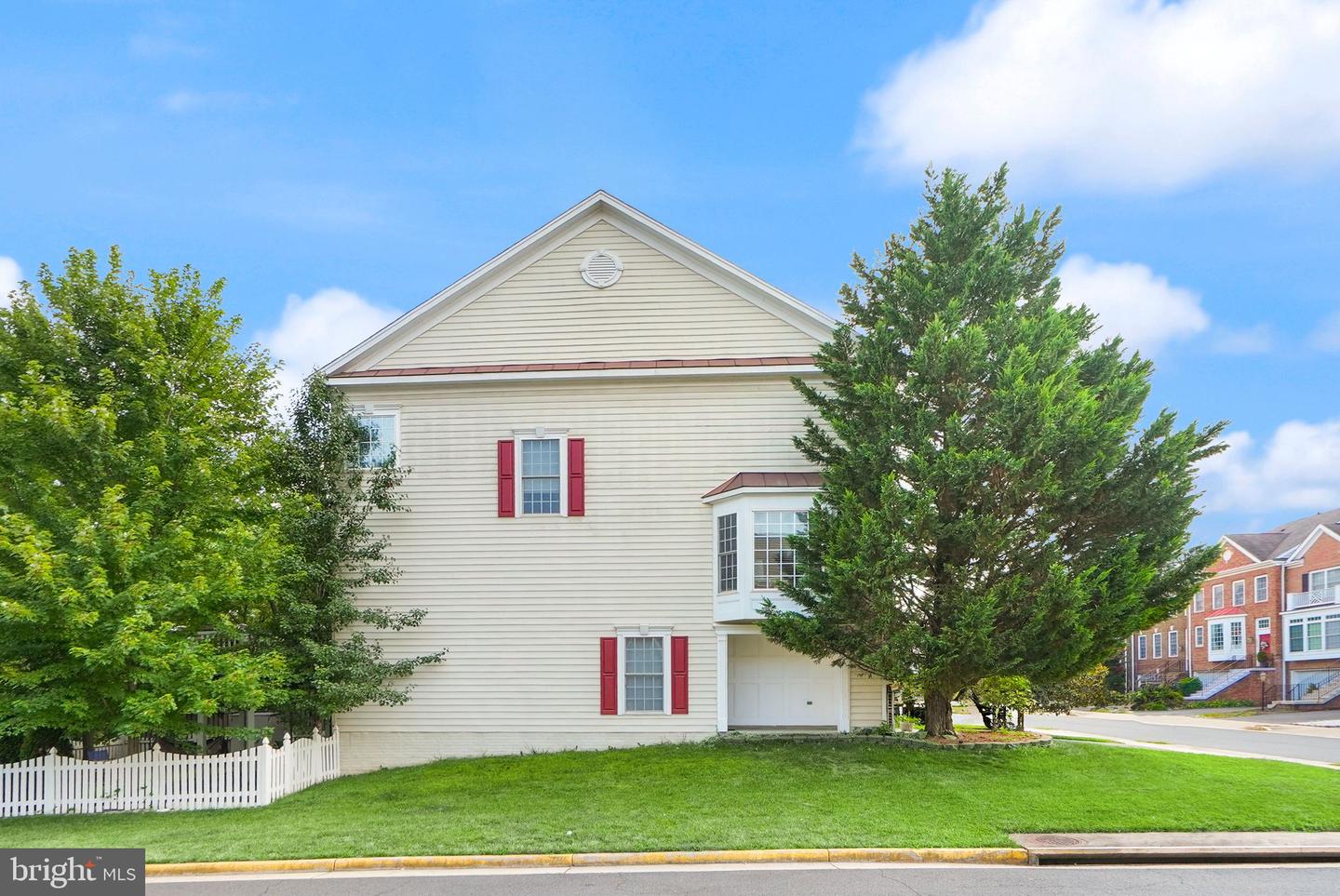 18418 MONTVIEW SQ, LEESBURG, Virginia 20176, 3 Bedrooms Bedrooms, ,3 BathroomsBathrooms,Residential,For sale,18418 MONTVIEW SQ,VALO2103270 MLS # VALO2103270