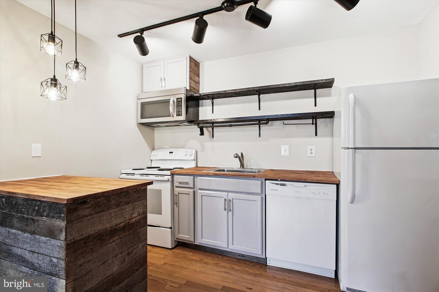 1706 DEWITT AVE #A, ALEXANDRIA, Virginia 22301, 1 Bedroom Bedrooms, ,1 BathroomBathrooms,Residential,For sale,1706 DEWITT AVE #A,VAAX2047920 MLS # VAAX2047920