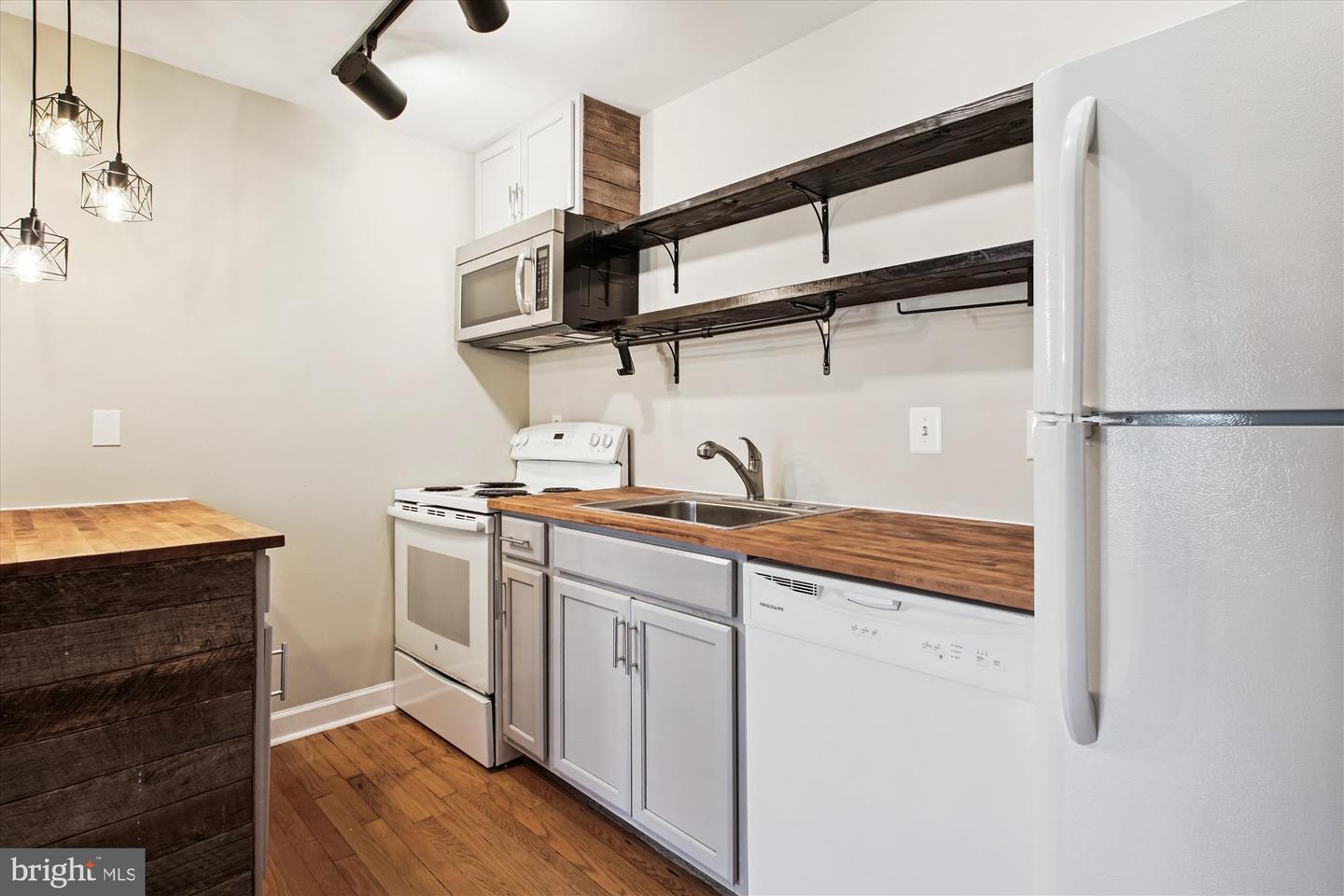 1706 DEWITT AVE #A, ALEXANDRIA, Virginia 22301, 1 Bedroom Bedrooms, ,1 BathroomBathrooms,Residential,For sale,1706 DEWITT AVE #A,VAAX2047920 MLS # VAAX2047920