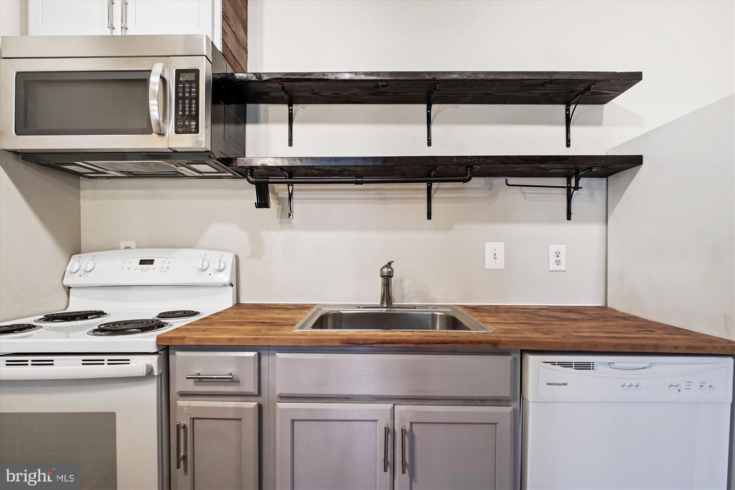 1706 DEWITT AVE #A, ALEXANDRIA, Virginia 22301, 1 Bedroom Bedrooms, ,1 BathroomBathrooms,Residential,For sale,1706 DEWITT AVE #A,VAAX2047920 MLS # VAAX2047920