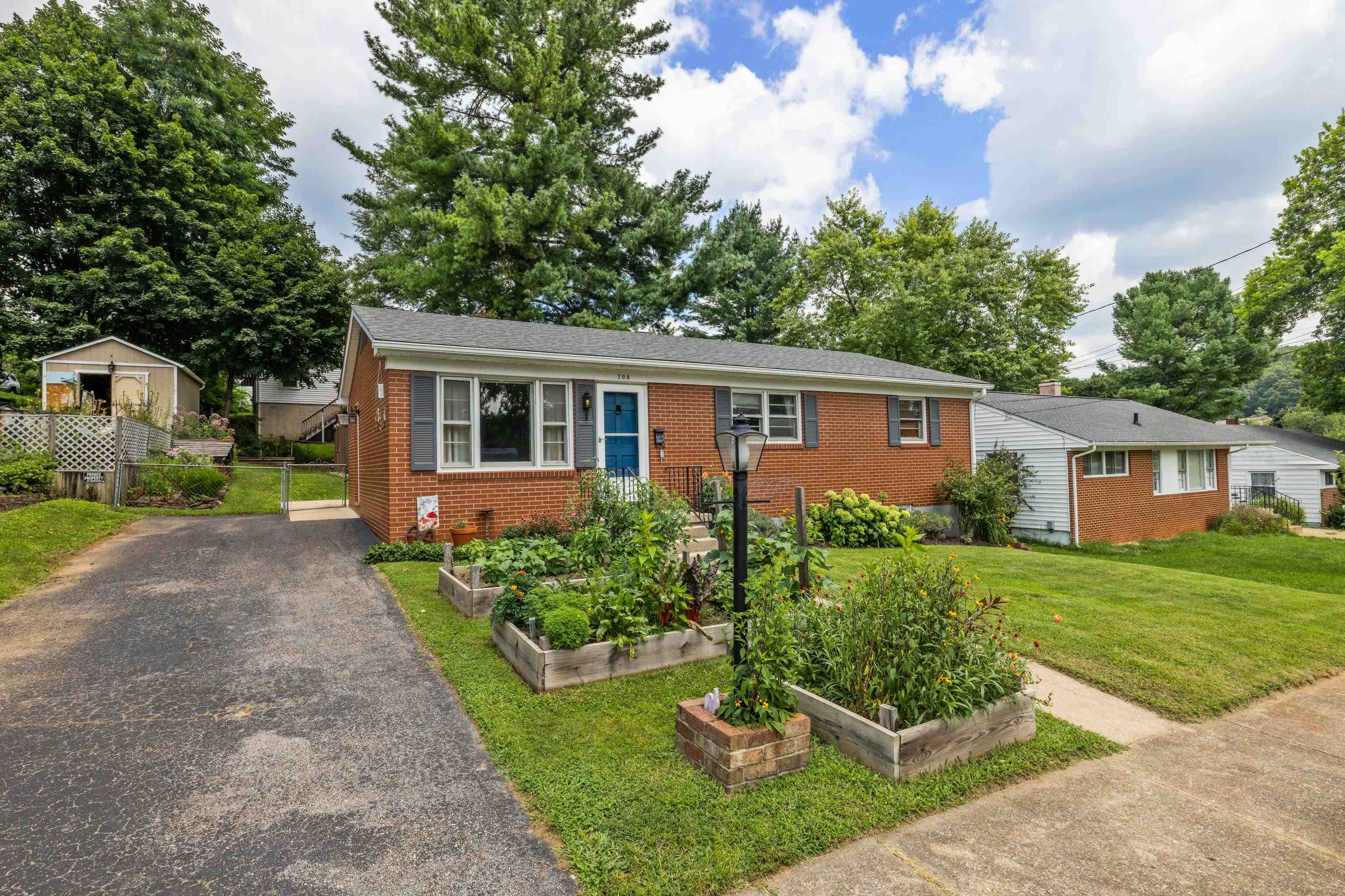 708 CHERRY HILL DR, STAUNTON, Virginia 24401, 3 Bedrooms Bedrooms, ,1 BathroomBathrooms,Residential,708 CHERRY HILL DR,667209 MLS # 667209