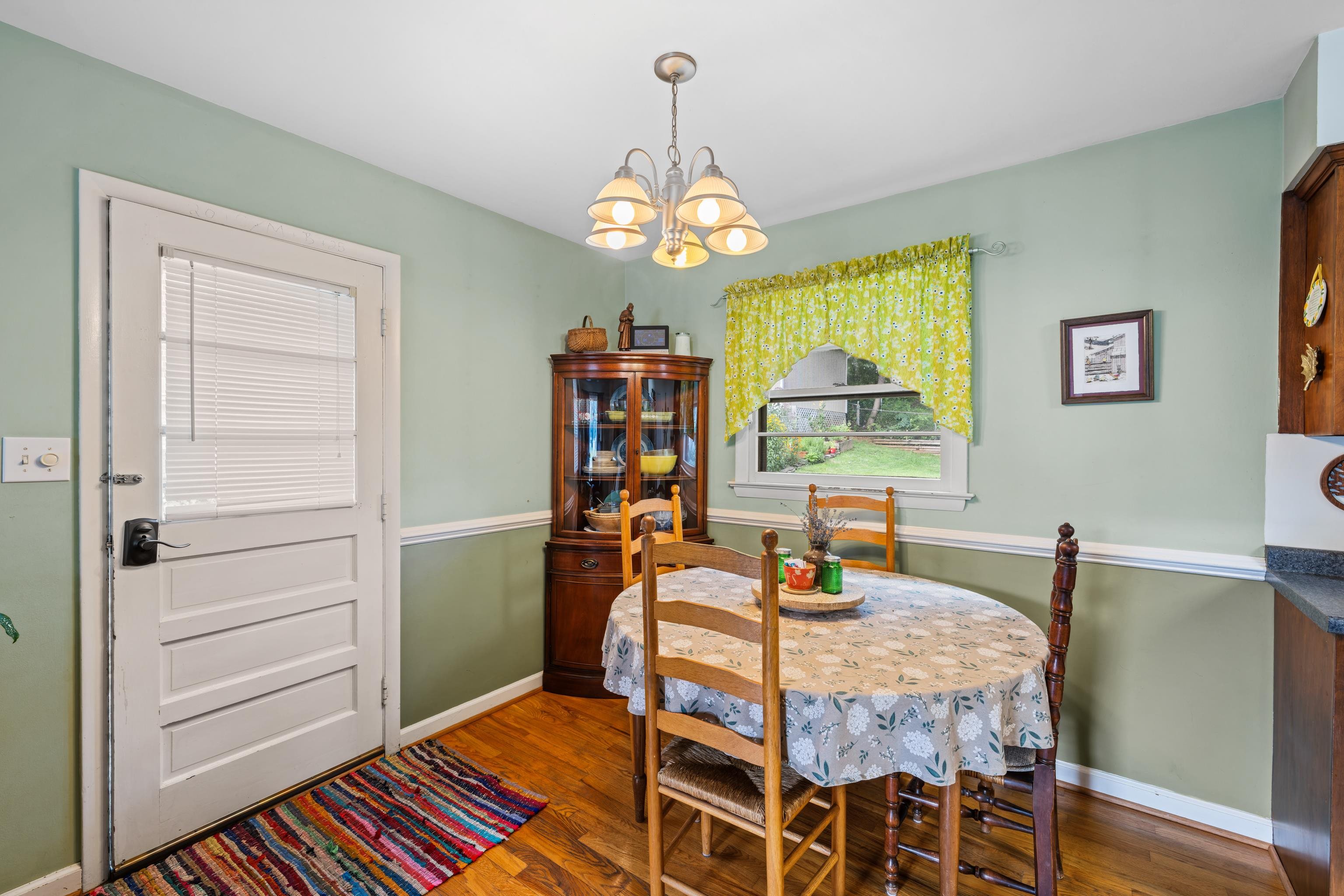 708 CHERRY HILL DR, STAUNTON, Virginia 24401, 3 Bedrooms Bedrooms, ,1 BathroomBathrooms,Residential,708 CHERRY HILL DR,667209 MLS # 667209