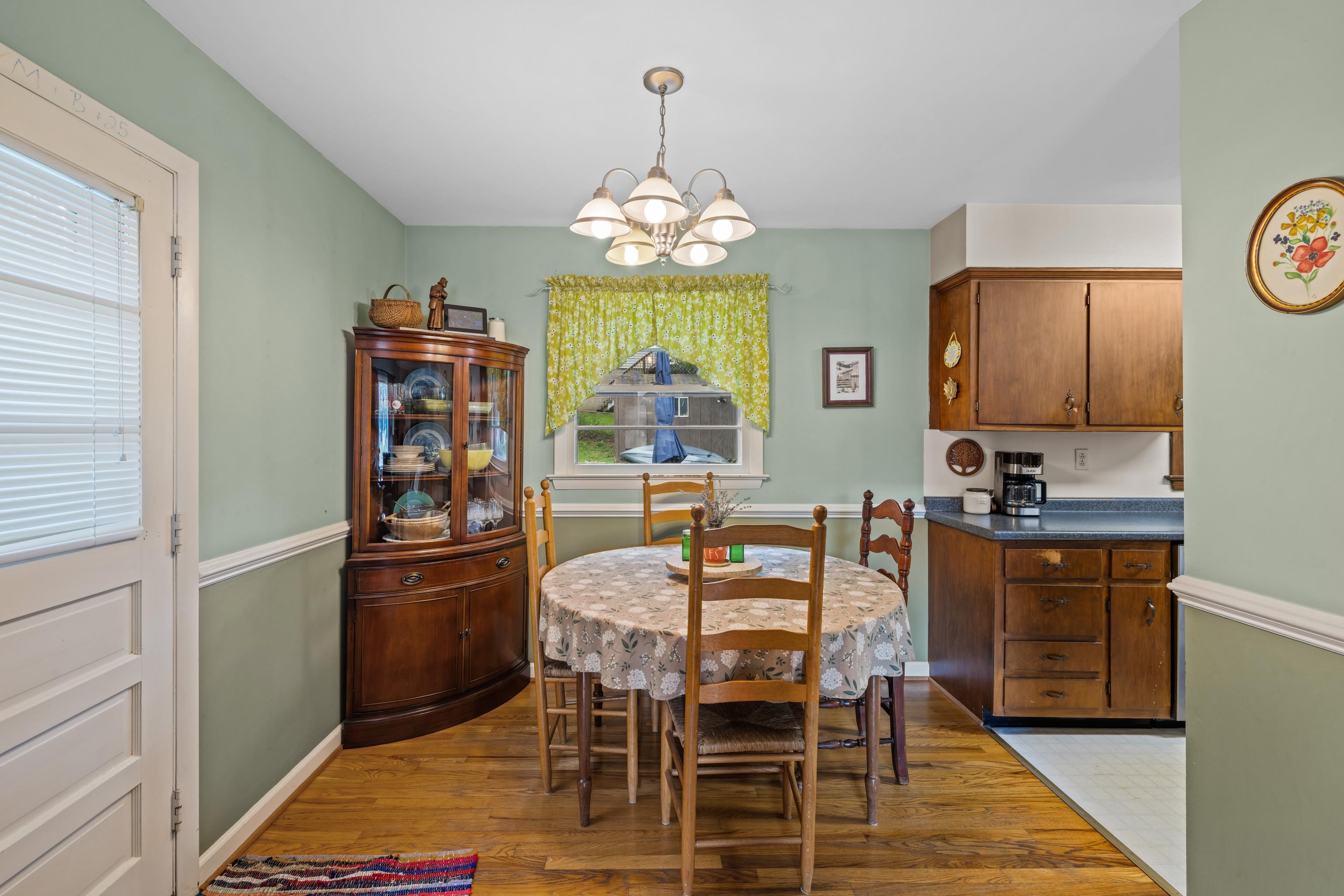 708 CHERRY HILL DR, STAUNTON, Virginia 24401, 3 Bedrooms Bedrooms, ,1 BathroomBathrooms,Residential,708 CHERRY HILL DR,667209 MLS # 667209