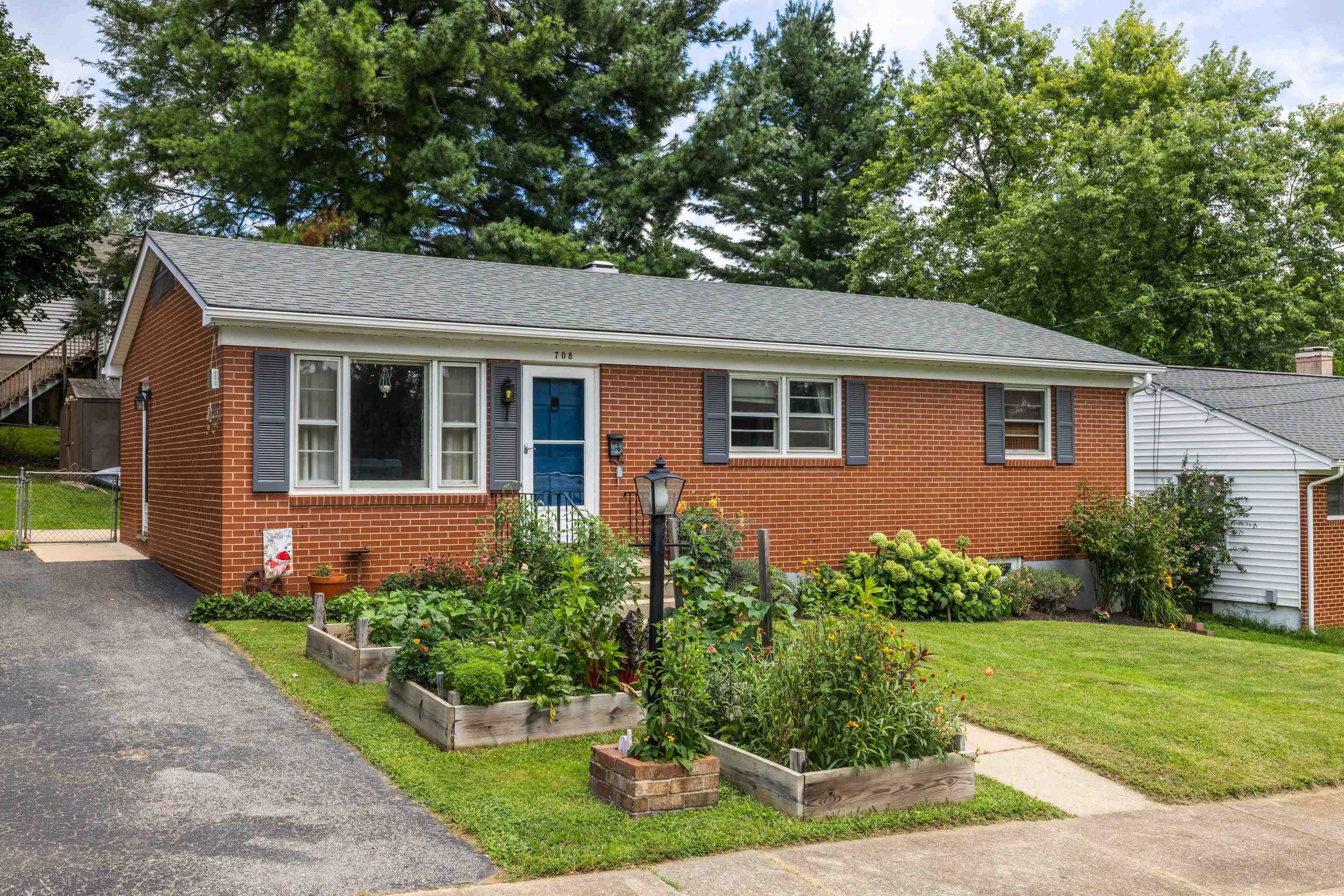 708 CHERRY HILL DR, STAUNTON, Virginia 24401, 3 Bedrooms Bedrooms, ,1 BathroomBathrooms,Residential,708 CHERRY HILL DR,667209 MLS # 667209