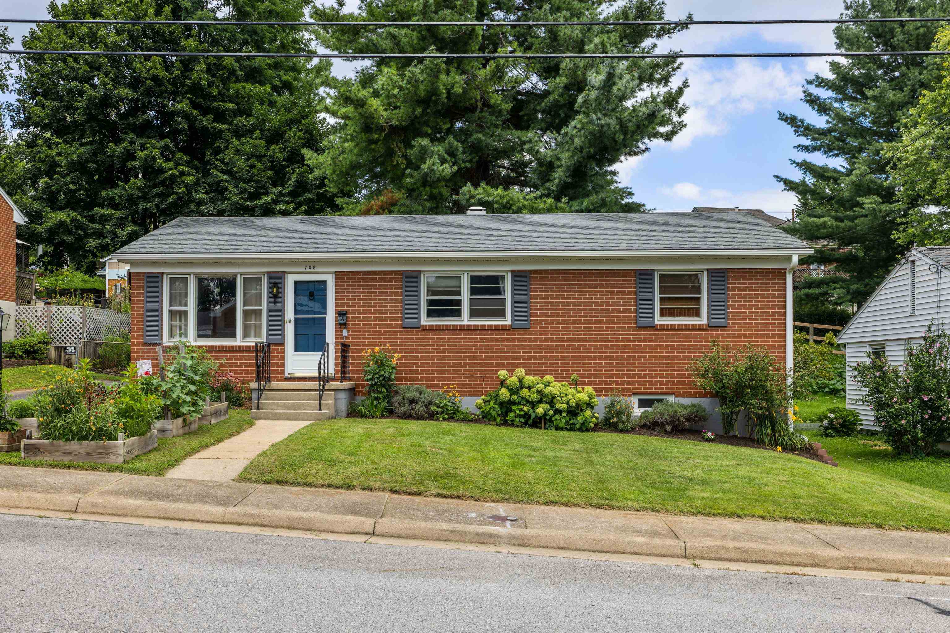708 CHERRY HILL DR, STAUNTON, Virginia 24401, 3 Bedrooms Bedrooms, ,1 BathroomBathrooms,Residential,708 CHERRY HILL DR,667209 MLS # 667209