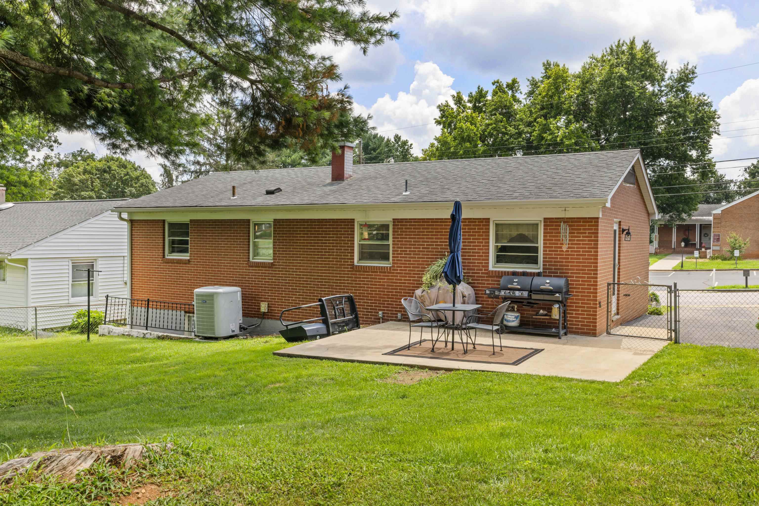 708 CHERRY HILL DR, STAUNTON, Virginia 24401, 3 Bedrooms Bedrooms, ,1 BathroomBathrooms,Residential,708 CHERRY HILL DR,667209 MLS # 667209