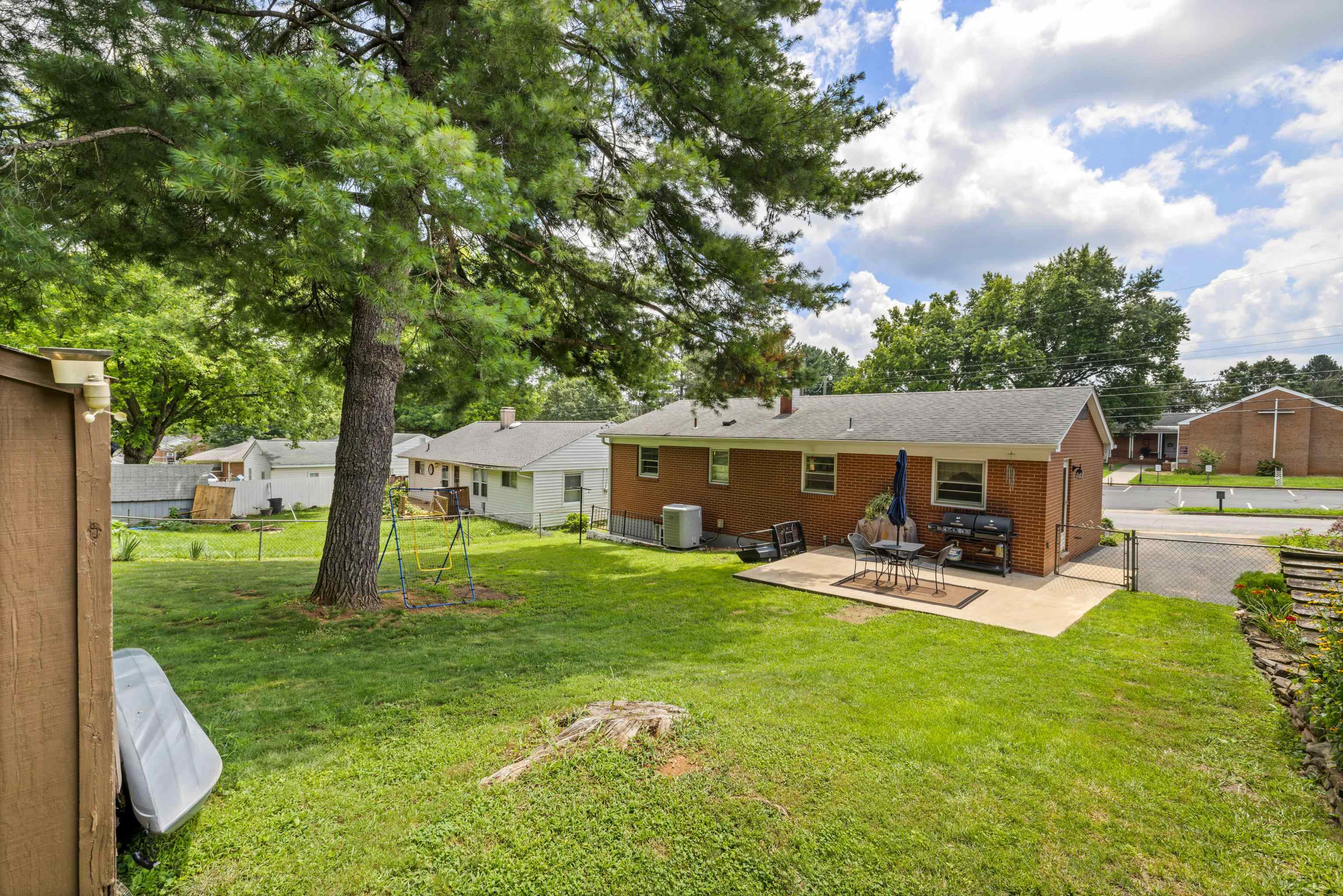 708 CHERRY HILL DR, STAUNTON, Virginia 24401, 3 Bedrooms Bedrooms, ,1 BathroomBathrooms,Residential,708 CHERRY HILL DR,667209 MLS # 667209