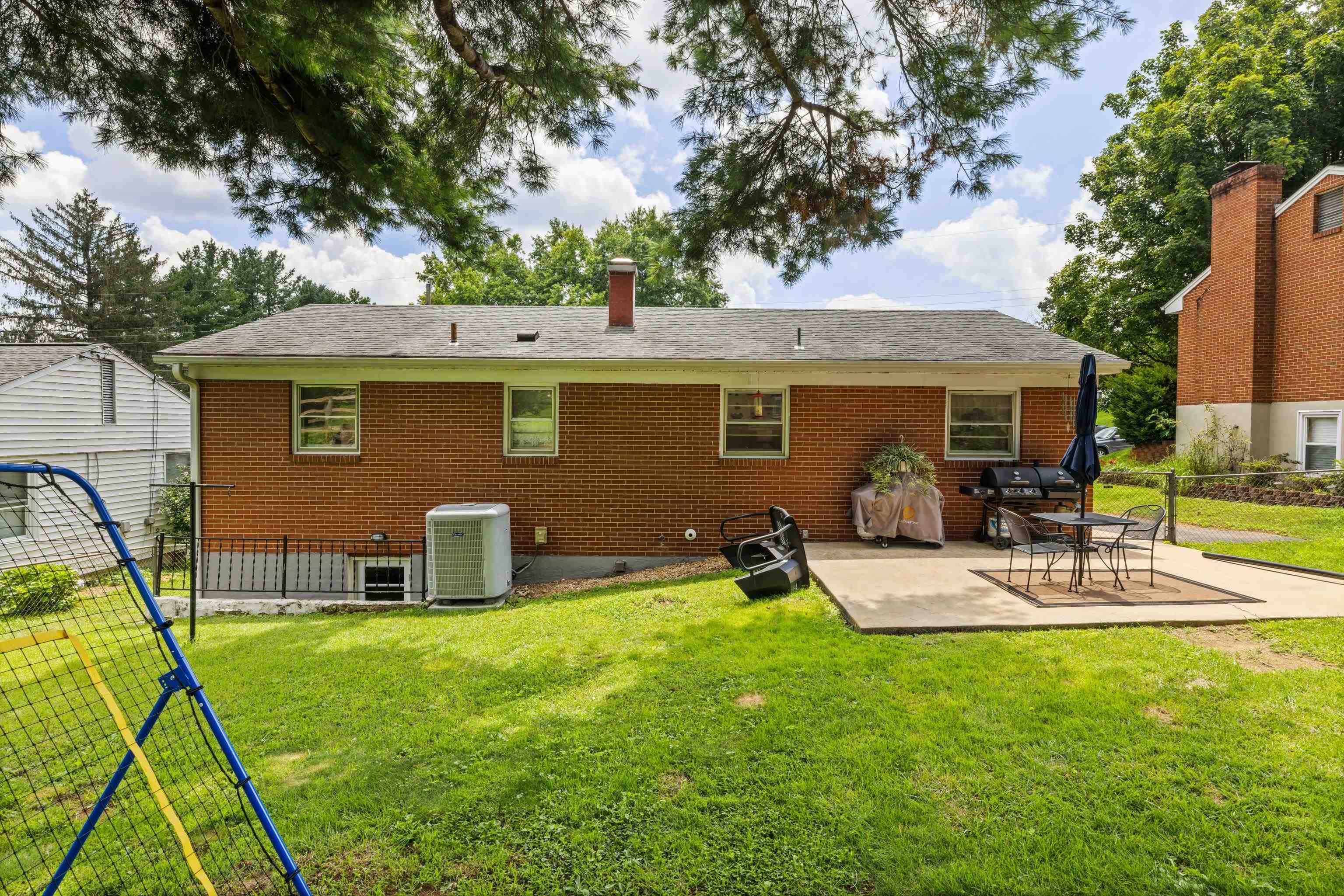 708 CHERRY HILL DR, STAUNTON, Virginia 24401, 3 Bedrooms Bedrooms, ,1 BathroomBathrooms,Residential,708 CHERRY HILL DR,667209 MLS # 667209
