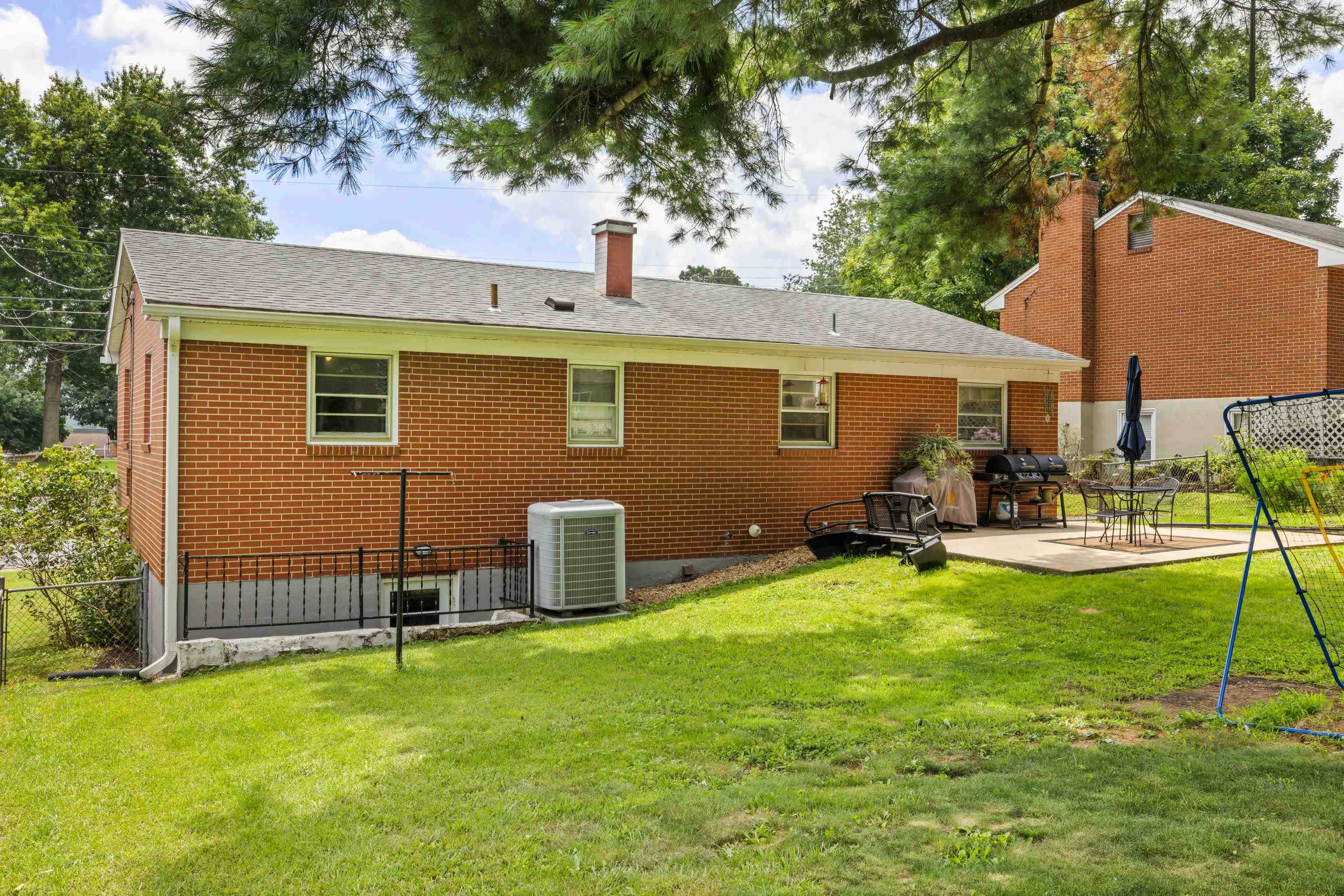 708 CHERRY HILL DR, STAUNTON, Virginia 24401, 3 Bedrooms Bedrooms, ,1 BathroomBathrooms,Residential,708 CHERRY HILL DR,667209 MLS # 667209