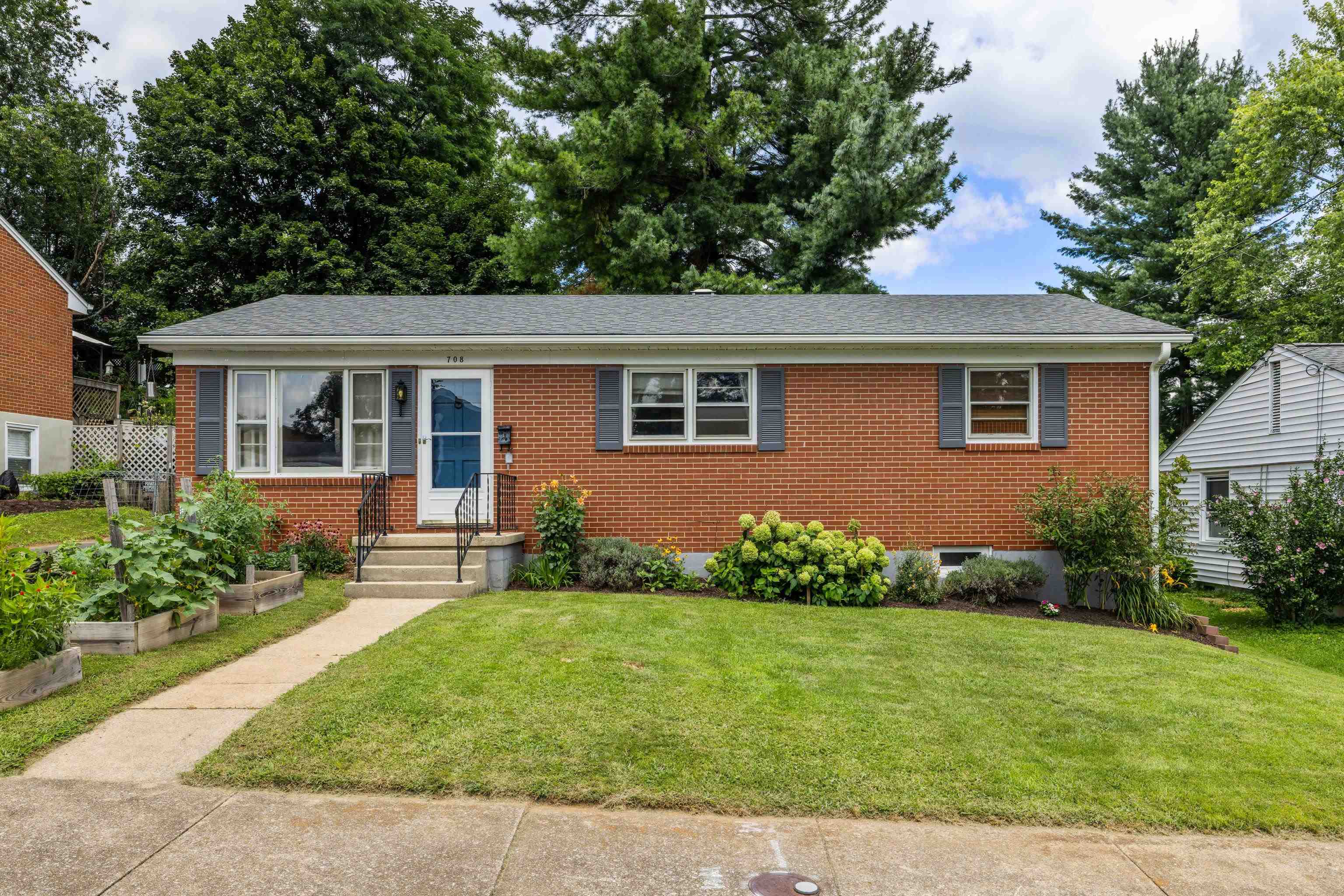 708 CHERRY HILL DR, STAUNTON, Virginia 24401, 3 Bedrooms Bedrooms, ,1 BathroomBathrooms,Residential,708 CHERRY HILL DR,667209 MLS # 667209