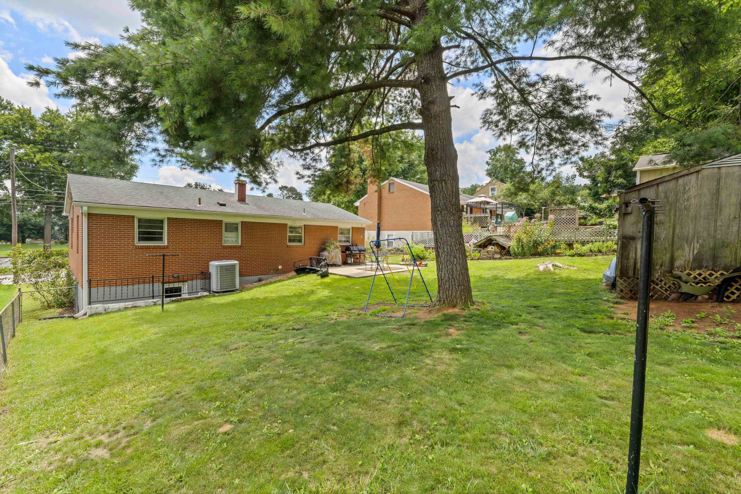 708 CHERRY HILL DR, STAUNTON, Virginia 24401, 3 Bedrooms Bedrooms, ,1 BathroomBathrooms,Residential,708 CHERRY HILL DR,667209 MLS # 667209