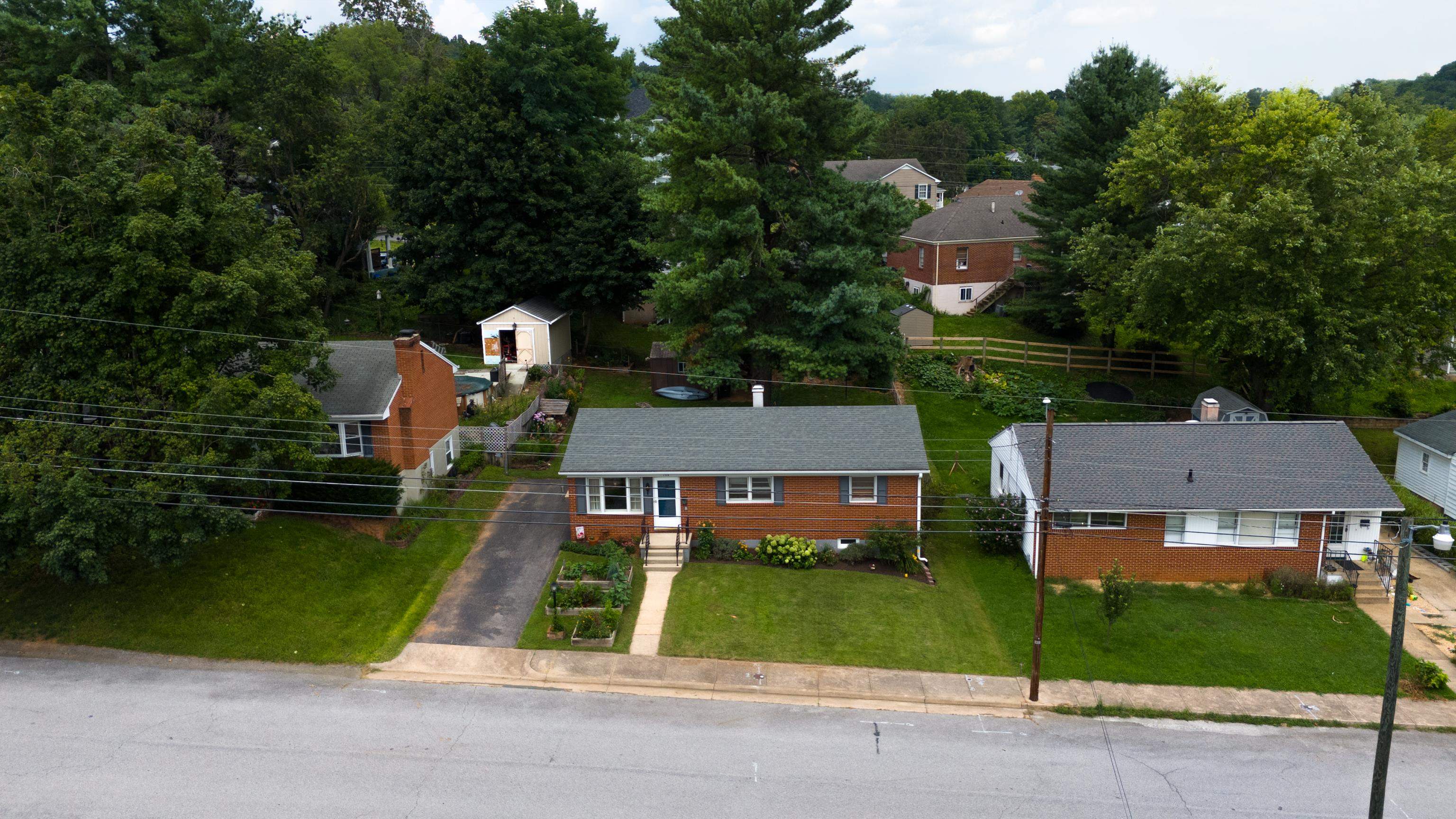 708 CHERRY HILL DR, STAUNTON, Virginia 24401, 3 Bedrooms Bedrooms, ,1 BathroomBathrooms,Residential,708 CHERRY HILL DR,667209 MLS # 667209