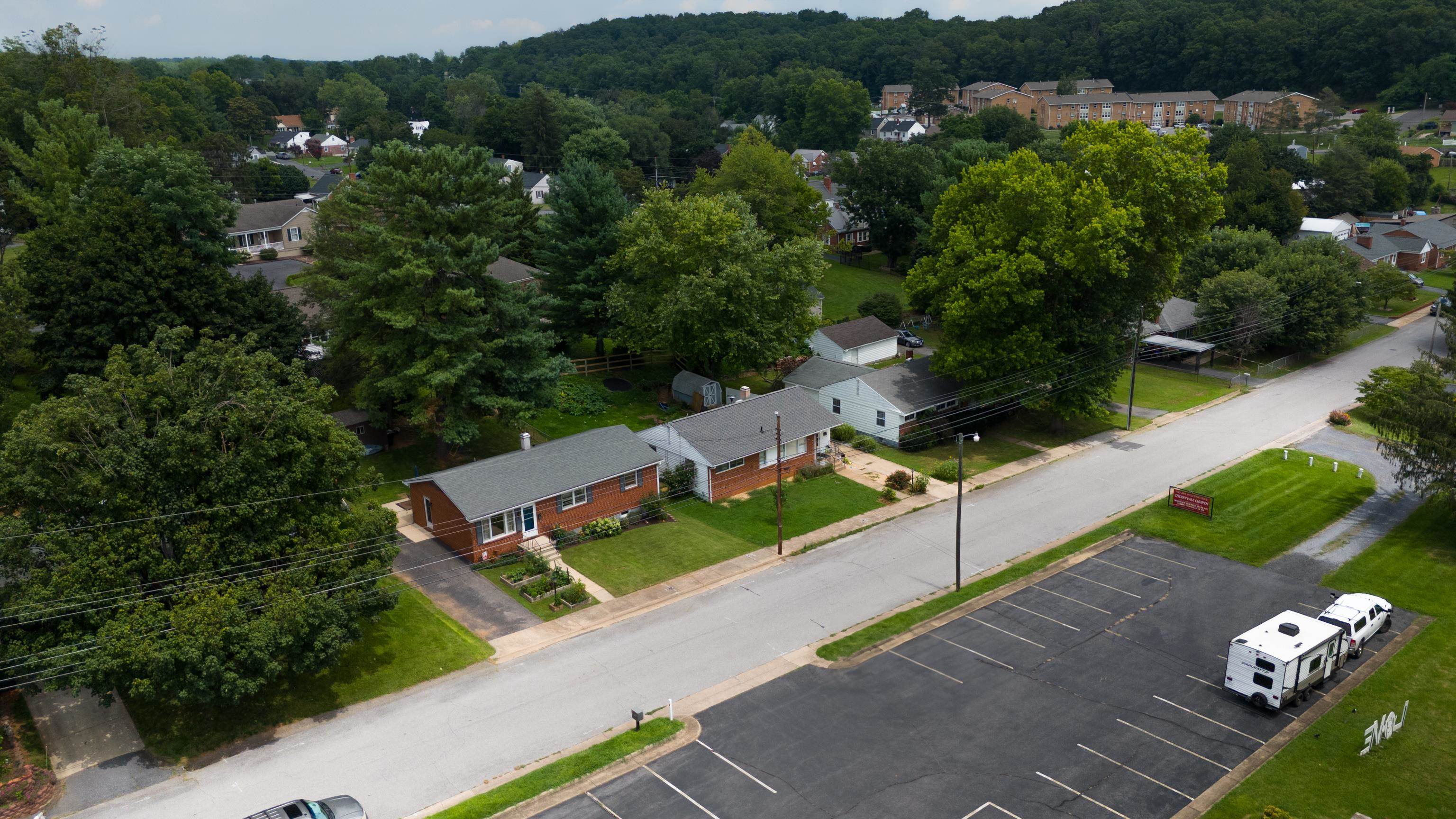 708 CHERRY HILL DR, STAUNTON, Virginia 24401, 3 Bedrooms Bedrooms, ,1 BathroomBathrooms,Residential,708 CHERRY HILL DR,667209 MLS # 667209
