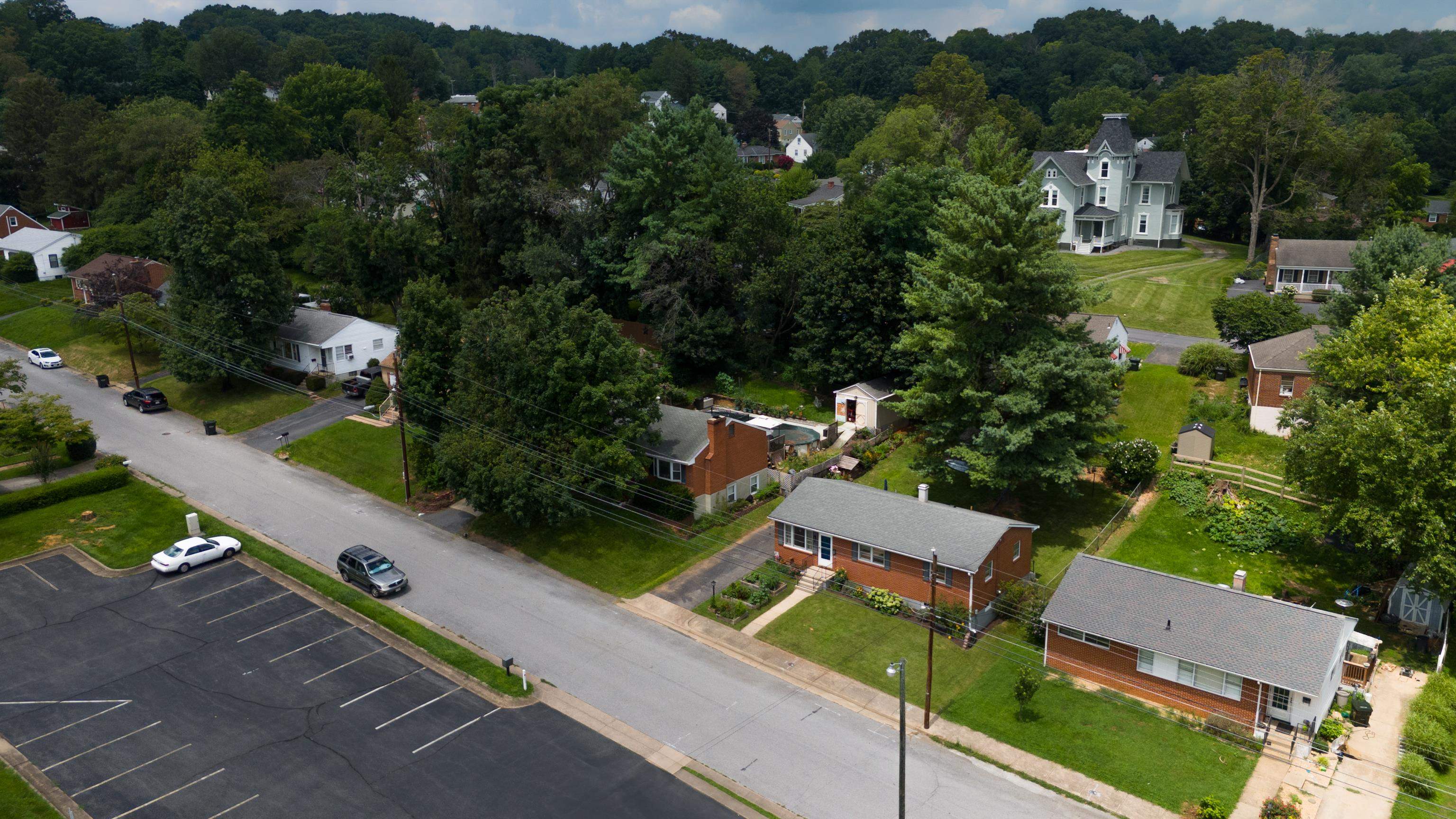708 CHERRY HILL DR, STAUNTON, Virginia 24401, 3 Bedrooms Bedrooms, ,1 BathroomBathrooms,Residential,708 CHERRY HILL DR,667209 MLS # 667209