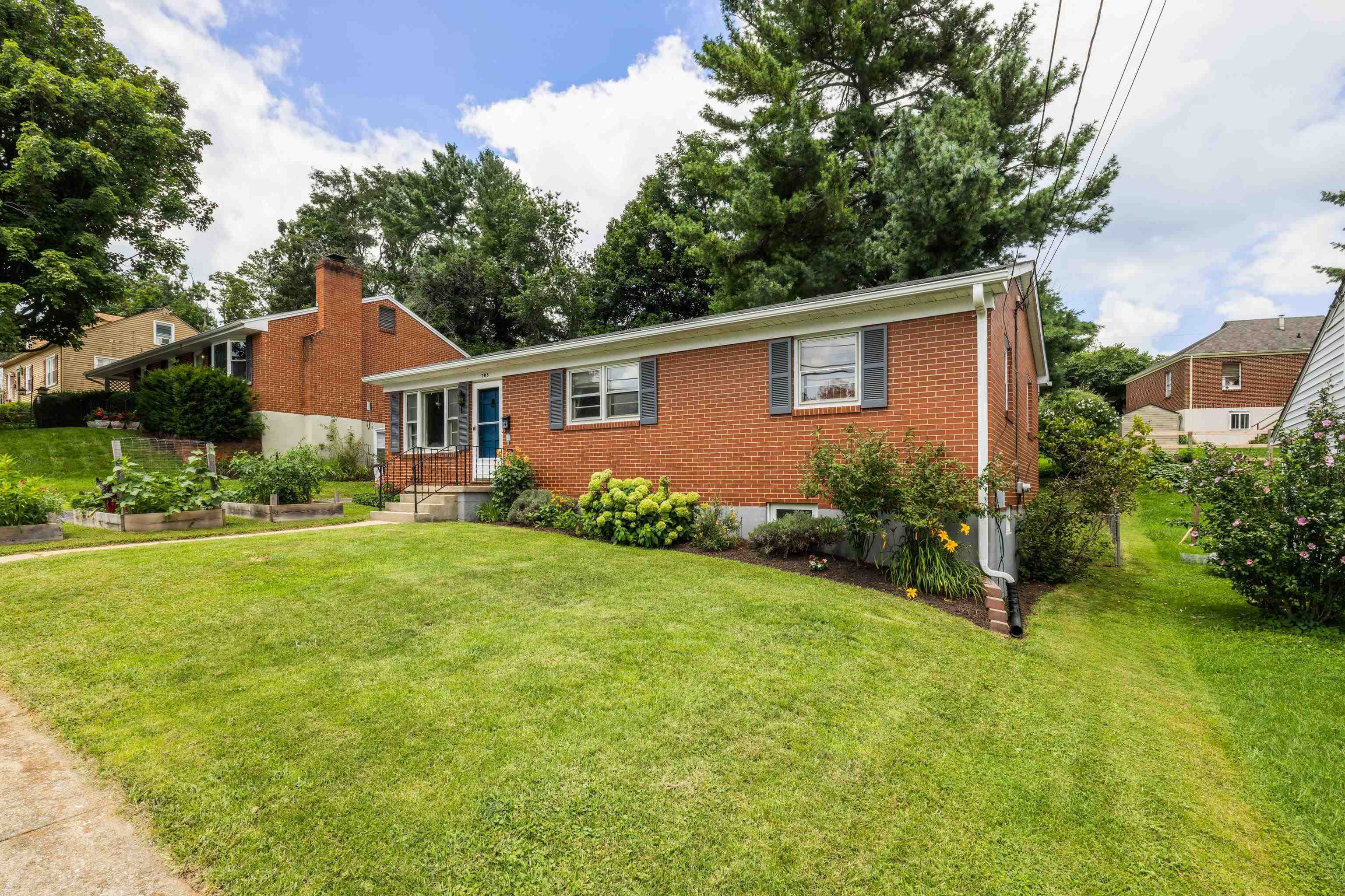708 CHERRY HILL DR, STAUNTON, Virginia 24401, 3 Bedrooms Bedrooms, ,1 BathroomBathrooms,Residential,708 CHERRY HILL DR,667209 MLS # 667209