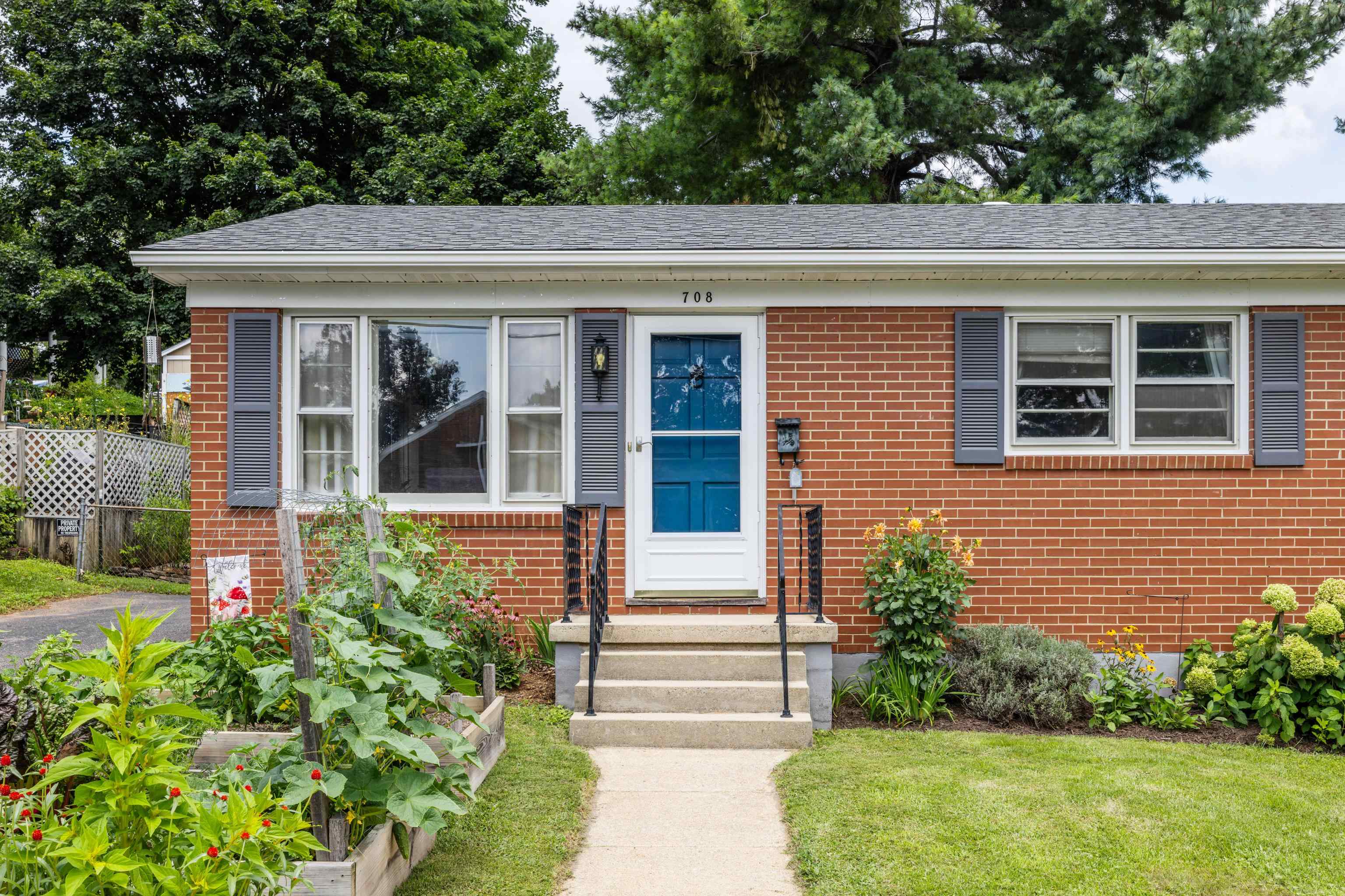 708 CHERRY HILL DR, STAUNTON, Virginia 24401, 3 Bedrooms Bedrooms, ,1 BathroomBathrooms,Residential,708 CHERRY HILL DR,667209 MLS # 667209