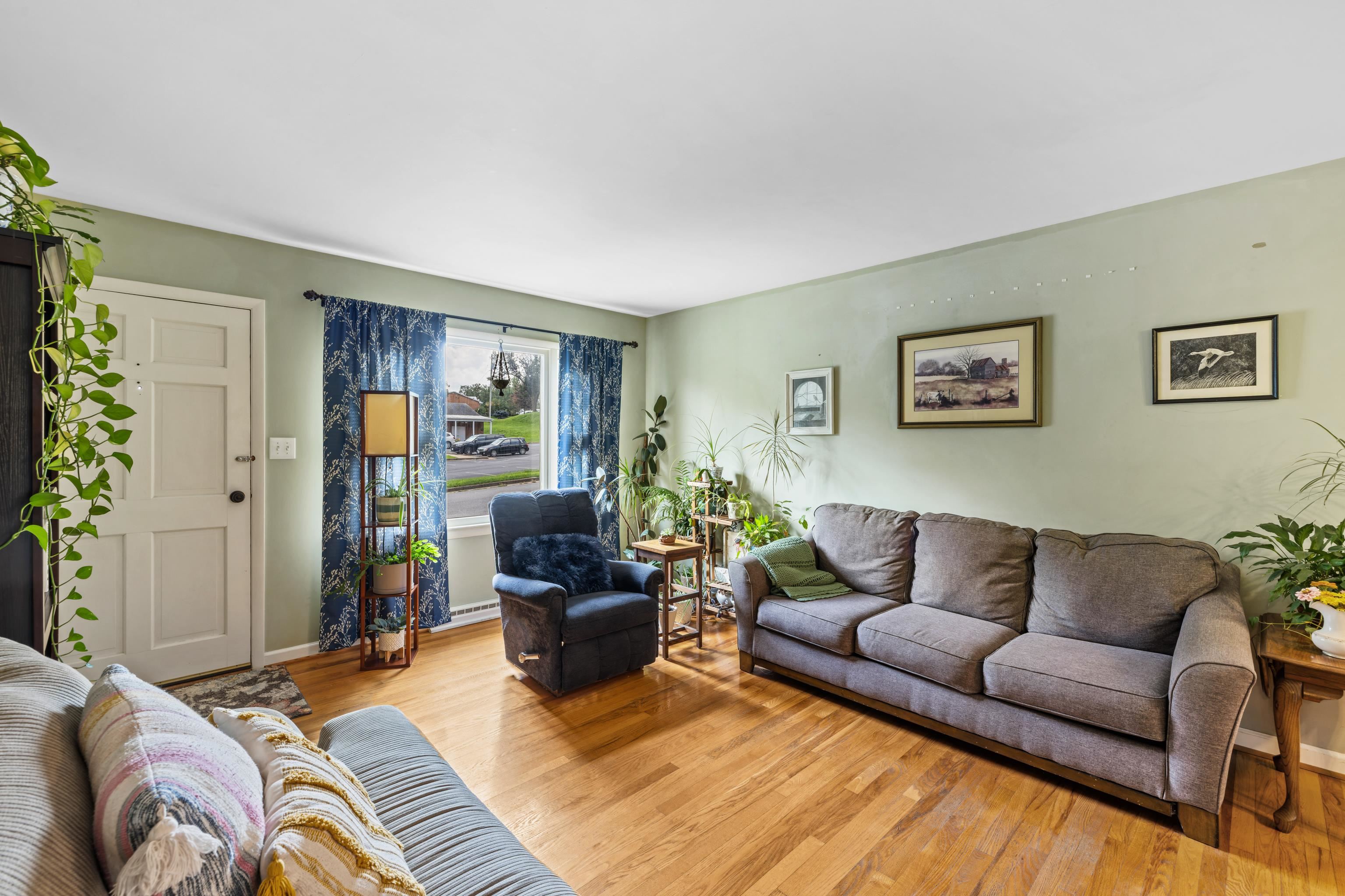 708 CHERRY HILL DR, STAUNTON, Virginia 24401, 3 Bedrooms Bedrooms, ,1 BathroomBathrooms,Residential,708 CHERRY HILL DR,667209 MLS # 667209