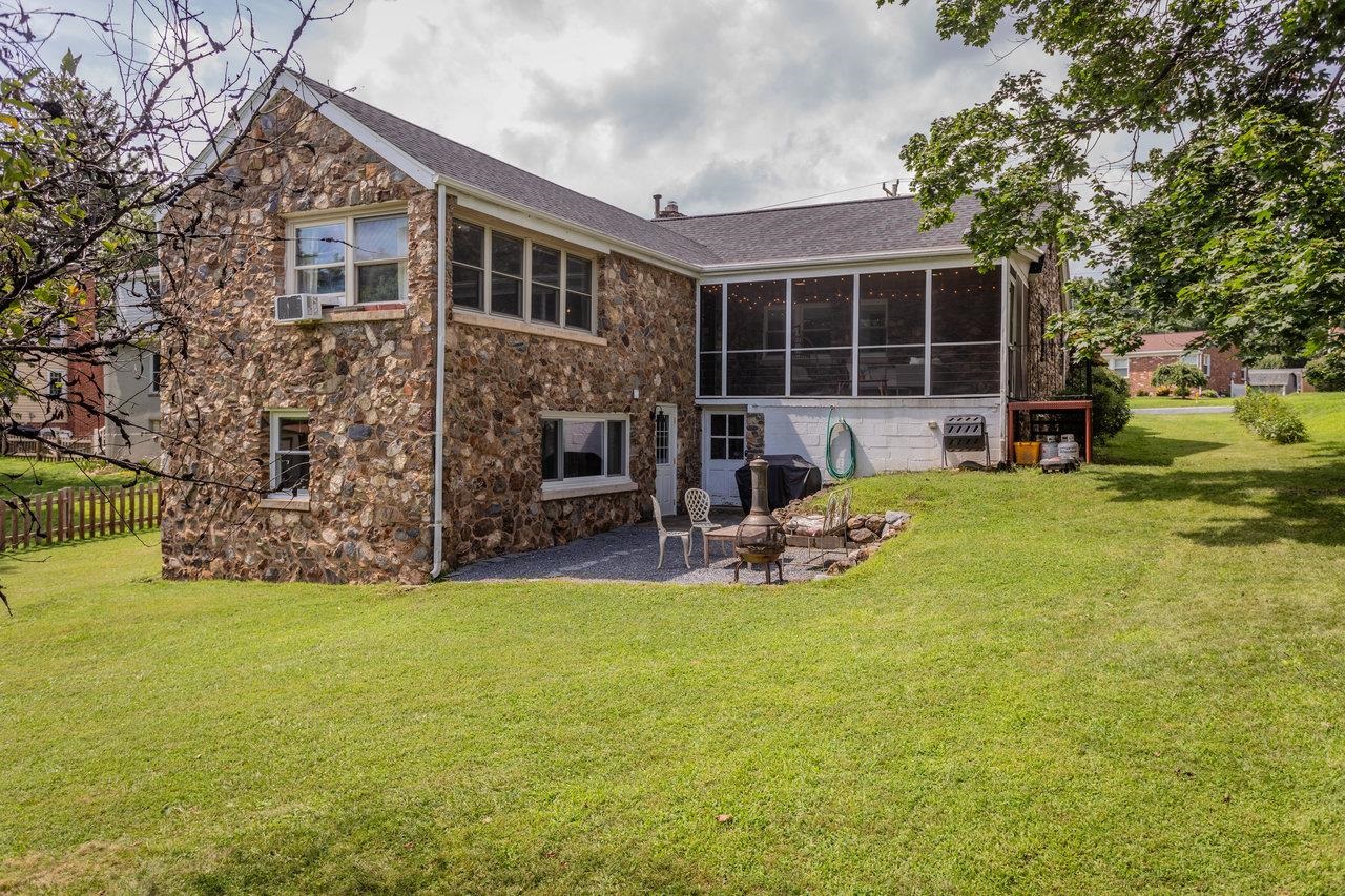 853 OLD FURNACE RD, HARRISONBURG, Virginia 22802, 4 Bedrooms Bedrooms, ,2 BathroomsBathrooms,Residential,853 OLD FURNACE RD,667218 MLS # 667218