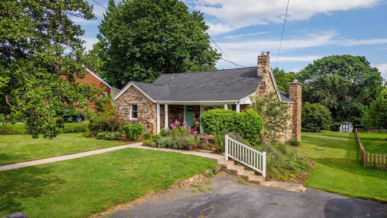 853 OLD FURNACE RD, HARRISONBURG, Virginia 22802, 4 Bedrooms Bedrooms, ,2 BathroomsBathrooms,Residential,853 OLD FURNACE RD,667218 MLS # 667218