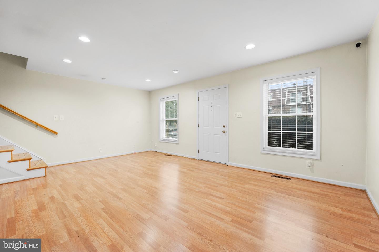 211 N DUKE DR, STERLING, Virginia 20164, 3 Bedrooms Bedrooms, ,1 BathroomBathrooms,Residential,For sale,211 N DUKE DR,VALO2100338 MLS # VALO2100338