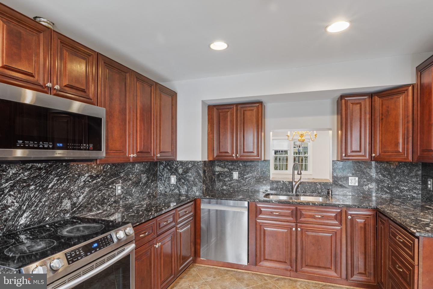9518 UNITY LN, LORTON, Virginia 22079, 3 Bedrooms Bedrooms, ,2 BathroomsBathrooms,Residential,For sale,9518 UNITY LN,VAFX2250030 MLS # VAFX2250030
