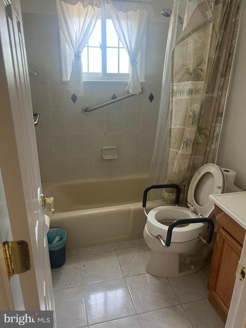 8704 LYNN SUSAN CT, SPRINGFIELD, Virginia 22152, 5 Bedrooms Bedrooms, ,3 BathroomsBathrooms,Residential,For sale,8704 LYNN SUSAN CT,VAFX2250100 MLS # VAFX2250100