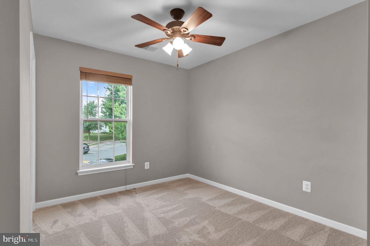 221 SHIRLEY SQ SE, LEESBURG, Virginia 20175, 3 Bedrooms Bedrooms, ,3 BathroomsBathrooms,Residential,For sale,221 SHIRLEY SQ SE,VALO2101222 MLS # VALO2101222