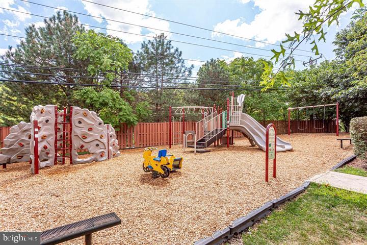 221 SHIRLEY SQ SE, LEESBURG, Virginia 20175, 3 Bedrooms Bedrooms, ,3 BathroomsBathrooms,Residential,For sale,221 SHIRLEY SQ SE,VALO2101222 MLS # VALO2101222