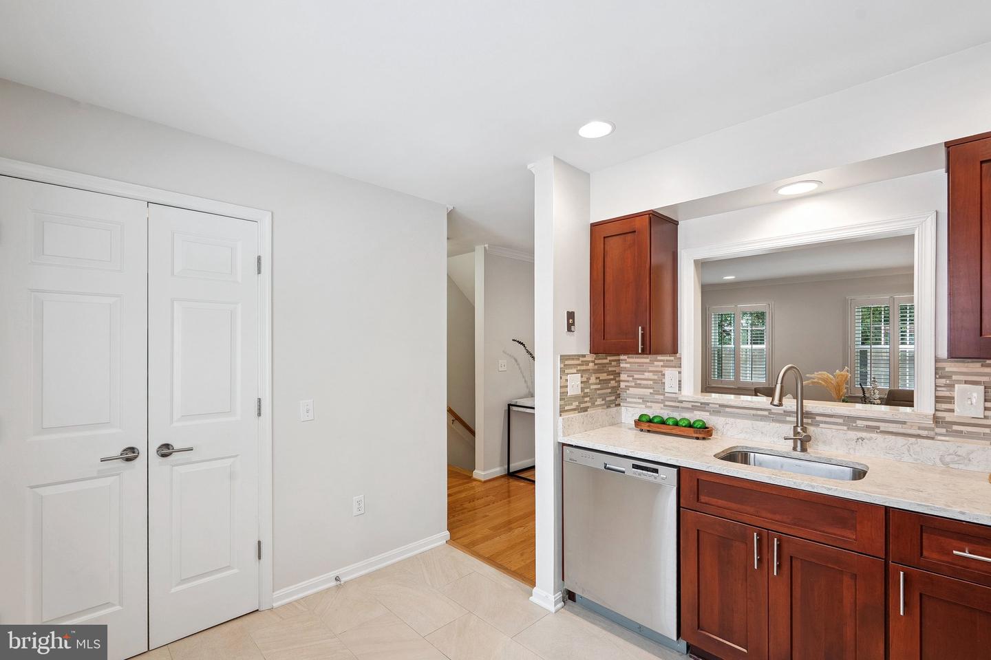 6861 WASHINGTON BLVD, ARLINGTON, Virginia 22213, 2 Bedrooms Bedrooms, ,2 BathroomsBathrooms,Residential,For sale,6861 WASHINGTON BLVD,VAAR2060382 MLS # VAAR2060382