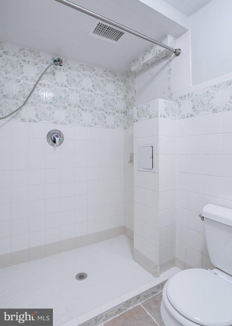 8916 KARVER LN, ANNANDALE, Virginia 22003, 6 Bedrooms Bedrooms, ,3 BathroomsBathrooms,Residential,For sale,8916 KARVER LN,VAFX2254550 MLS # VAFX2254550