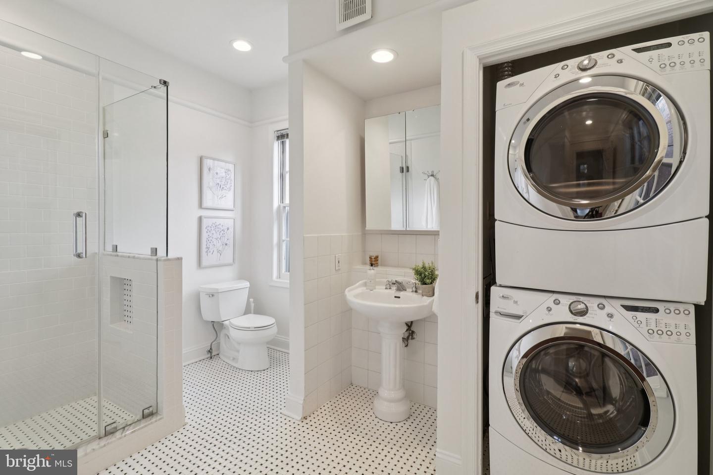 252 11TH ST SE, WASHINGTON, District Of Columbia 20003, 3 Bedrooms Bedrooms, ,3 BathroomsBathrooms,Residential,For sale,252 11TH ST SE,DCDC2209840 MLS # DCDC2209840