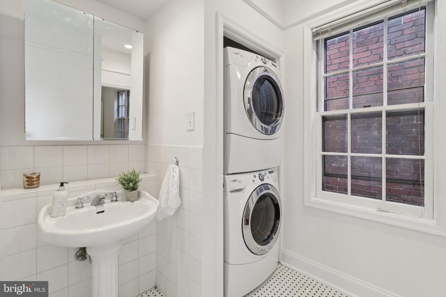 252 11TH ST SE, WASHINGTON, District Of Columbia 20003, 3 Bedrooms Bedrooms, ,3 BathroomsBathrooms,Residential,For sale,252 11TH ST SE,DCDC2209840 MLS # DCDC2209840