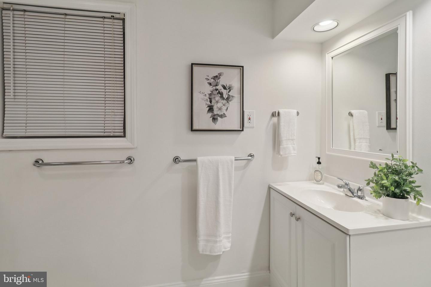 252 11TH ST SE, WASHINGTON, District Of Columbia 20003, 3 Bedrooms Bedrooms, ,3 BathroomsBathrooms,Residential,For sale,252 11TH ST SE,DCDC2209840 MLS # DCDC2209840