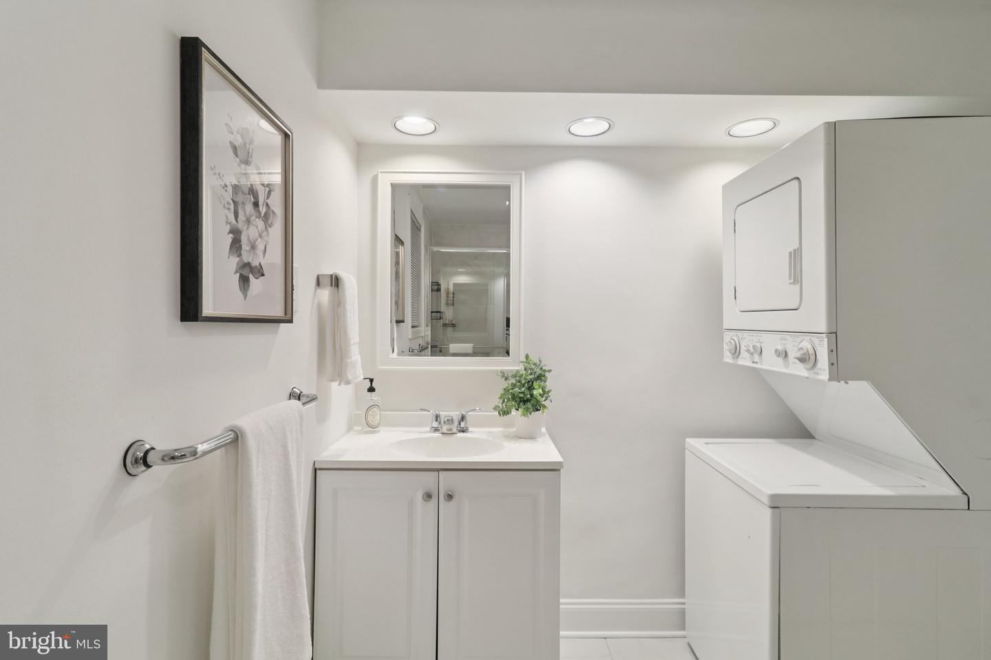 252 11TH ST SE, WASHINGTON, District Of Columbia 20003, 3 Bedrooms Bedrooms, ,3 BathroomsBathrooms,Residential,For sale,252 11TH ST SE,DCDC2209840 MLS # DCDC2209840