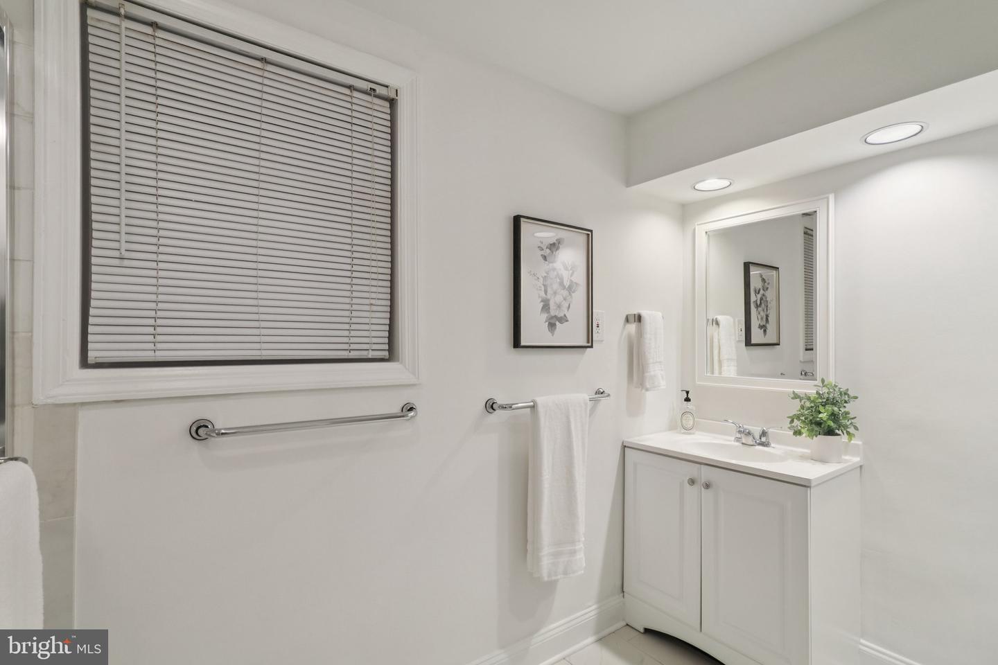 252 11TH ST SE, WASHINGTON, District Of Columbia 20003, 3 Bedrooms Bedrooms, ,3 BathroomsBathrooms,Residential,For sale,252 11TH ST SE,DCDC2209840 MLS # DCDC2209840