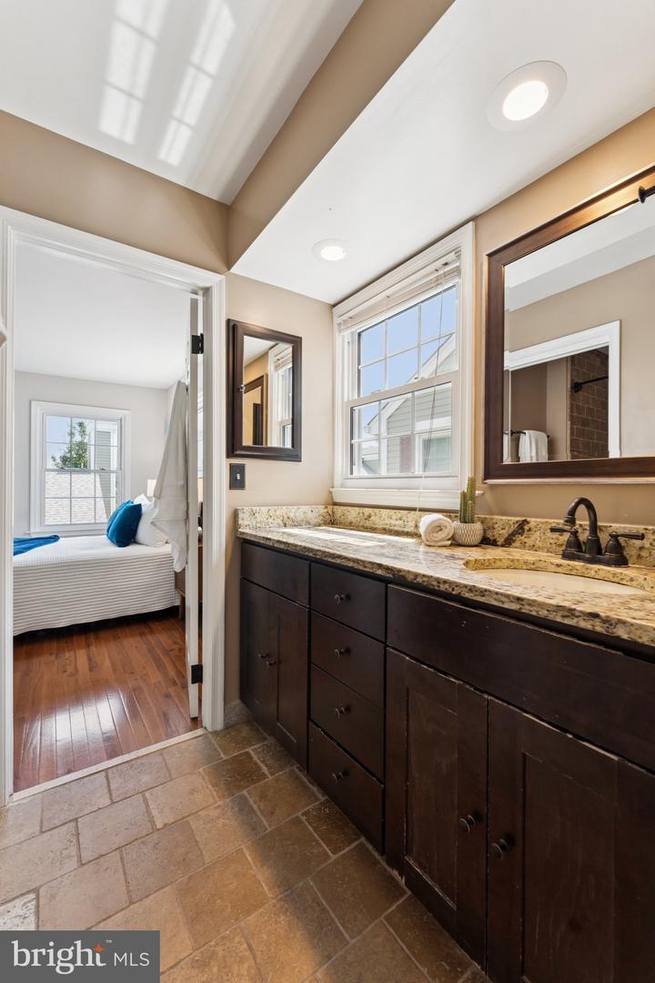 2917 D S WOODSTOCK ST 4 #4, ARLINGTON, Virginia 22206, 3 Bedrooms Bedrooms, ,2 BathroomsBathrooms,Residential,For sale,2917 D S WOODSTOCK ST 4 #4,VAAR2060706 MLS # VAAR2060706