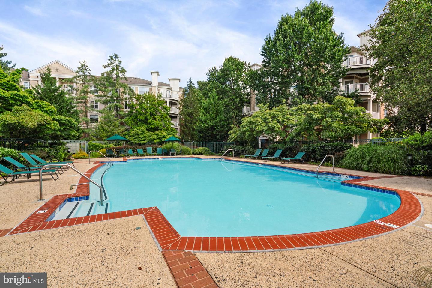 2201 WESTCOURT LN #302, HERNDON, Virginia 20170, 2 Bedrooms Bedrooms, ,2 BathroomsBathrooms,Residential,For sale,2201 WESTCOURT LN #302,VAFX2255832 MLS # VAFX2255832