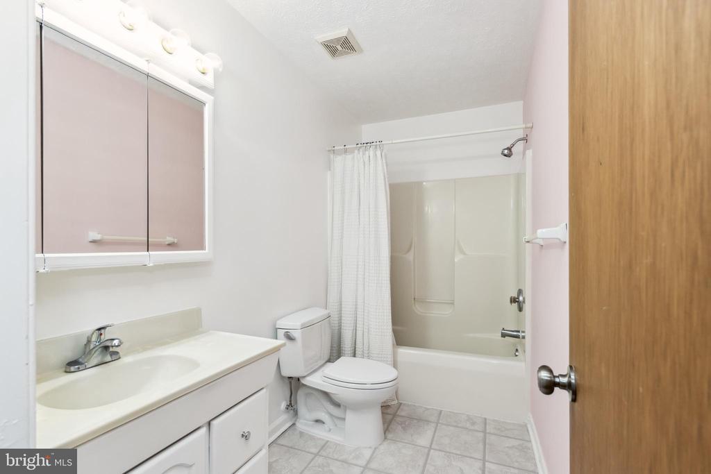 8126 BOTHA RD, WARRENTON, Virginia 20186, 4 Bedrooms Bedrooms, ,3 BathroomsBathrooms,Residential,8126 BOTHA RD,VAFQ2017660 MLS # VAFQ2017660
